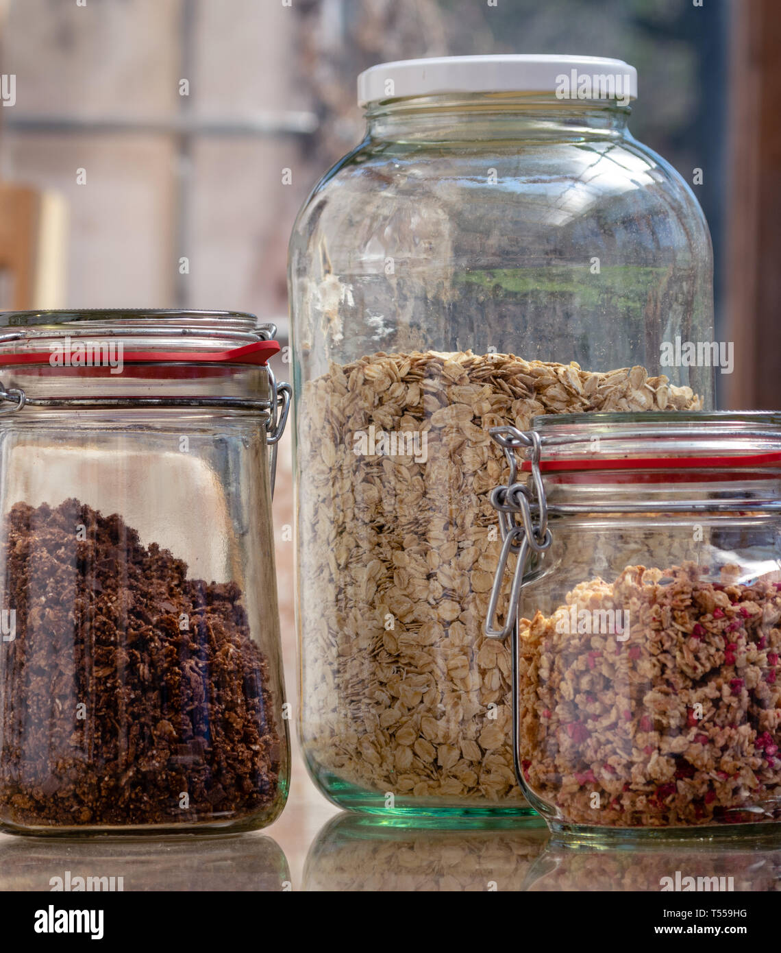 Diversi mix di muesli pranzo rispettosi dell'ambiente, in vasetti di vetro Foto Stock