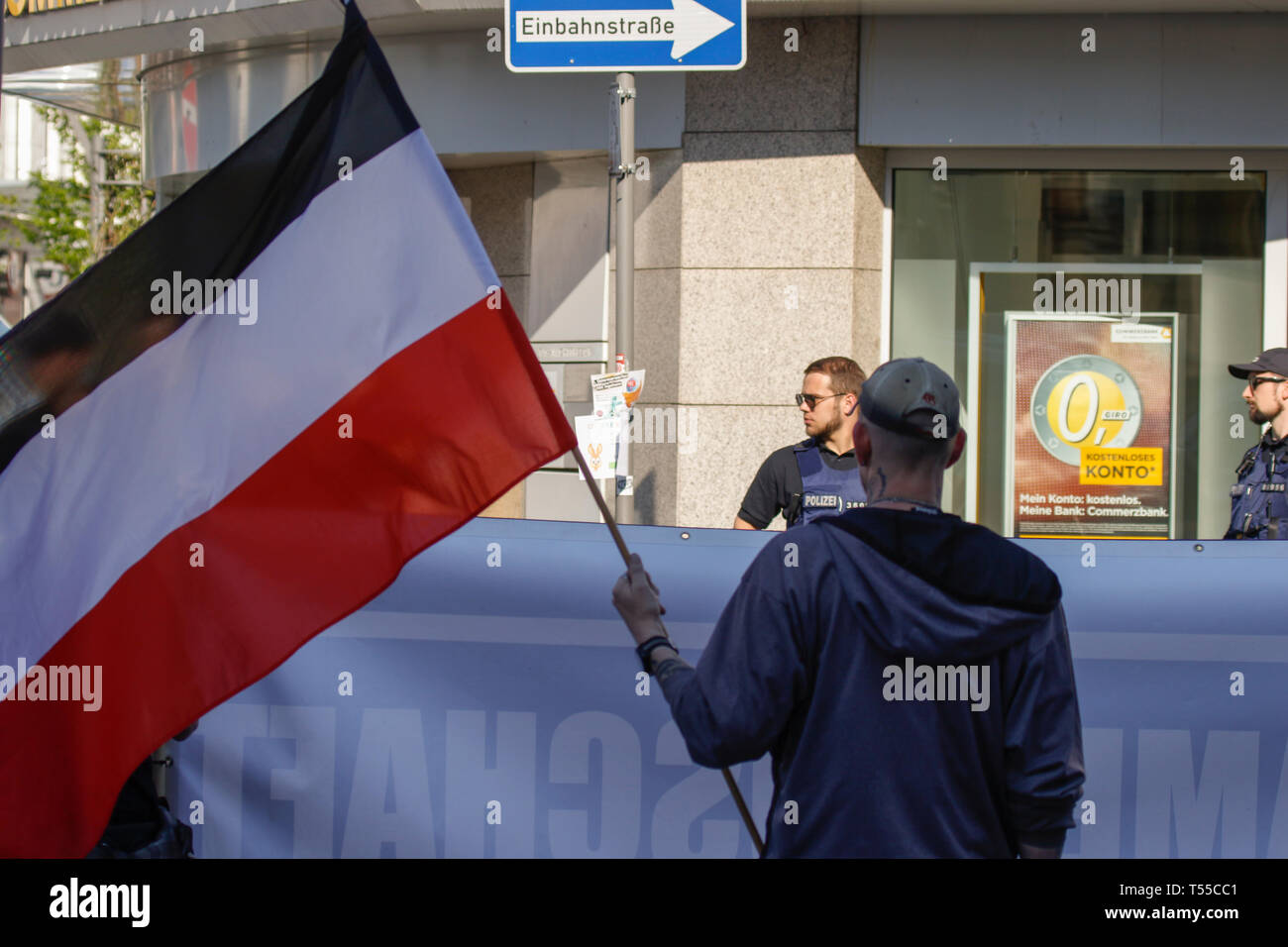 Ingelheim am Rhein, Germania. Xx Apr, 2019. Un diritto-wing manifestanti detiene una bandiera dell'impero tedesco. Circa duemila manifestanti hanno protestato in Ingelheim contro una marcia organizzata dal partito di destra 'Die Rechte" (destra). Gli altoparlanti al rally denuncia contro la politica del governo tedesco e di promozione del voto per die Rechte' nelle prossime elezioni europee. Il mese di marzo è stata però organizzata il compleanno di Adolf Hitler. Credito: Michael Debets/Pacific Press/Alamy Live News Foto Stock