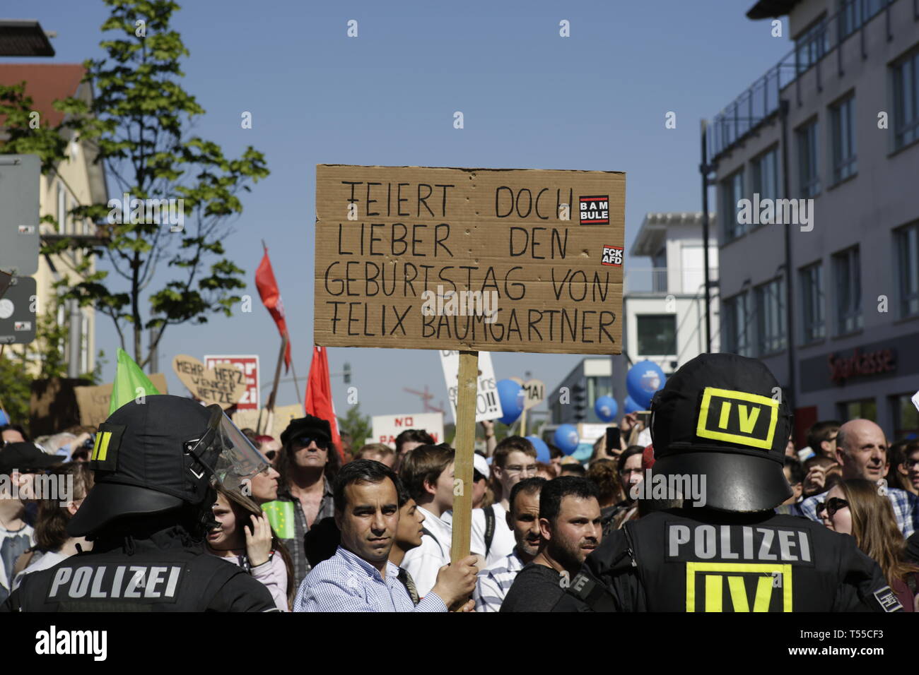 Ingelheim am Rhein, Germania. Xx Apr, 2019. Gli ufficiali di polizia blocco contatore manifestanti da raggiungere il piccolo gruppo di ala destra manifestanti che arrivano alla stazione ferroviaria. Circa duemila manifestanti hanno protestato in Ingelheim contro una marcia organizzata dal partito di destra 'Die Rechte" (destra). Gli altoparlanti al rally denuncia contro la politica del governo tedesco e di promozione del voto per die Rechte' nelle prossime elezioni europee. Il mese di marzo è stata però organizzata il compleanno di Adolf Hitler. Credito: Michael Debets/Pacific Press/Alamy Live News Foto Stock