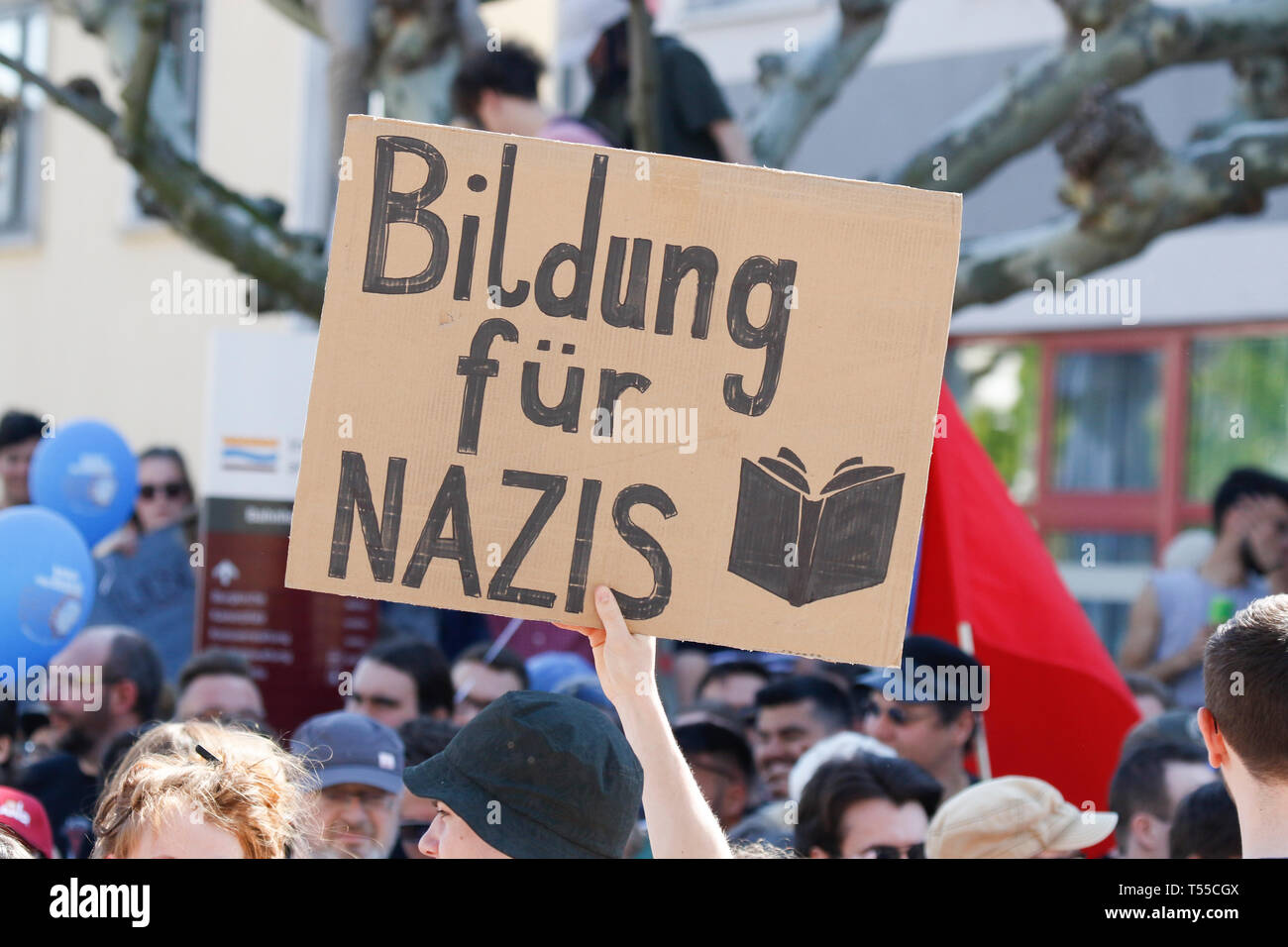 Ingelheim am Rhein, Germania. Xx Apr, 2019. Un manifestante sorregge un cartello che recita "Istruzione per nazisti". Circa duemila manifestanti hanno protestato in Ingelheim contro una marcia organizzata dal partito di destra 'Die Rechte" (destra). Gli altoparlanti al rally denuncia contro la politica del governo tedesco e di promozione del voto per die Rechte' nelle prossime elezioni europee. Il mese di marzo è stata però organizzata il compleanno di Adolf Hitler. Credito: Michael Debets/Pacific Press/Alamy Live News Foto Stock