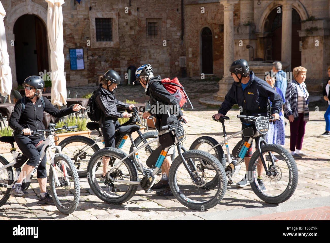 Montepulciano, gita in bicicletta con i turisti si prepara a cavalcare le loro biciclette fuori dal centro della città,Toscana,l'Italia,l'Europa Foto Stock