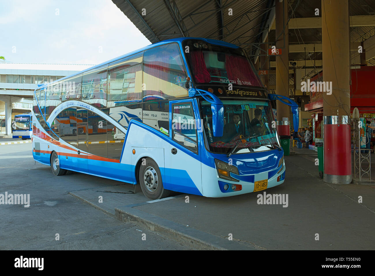 BANGKOK, Tailandia - 14 dicembre 2018: passeggero moderno double-decker bus alla piattaforma del Nord del terminal degli autobus di Bangkok Foto Stock