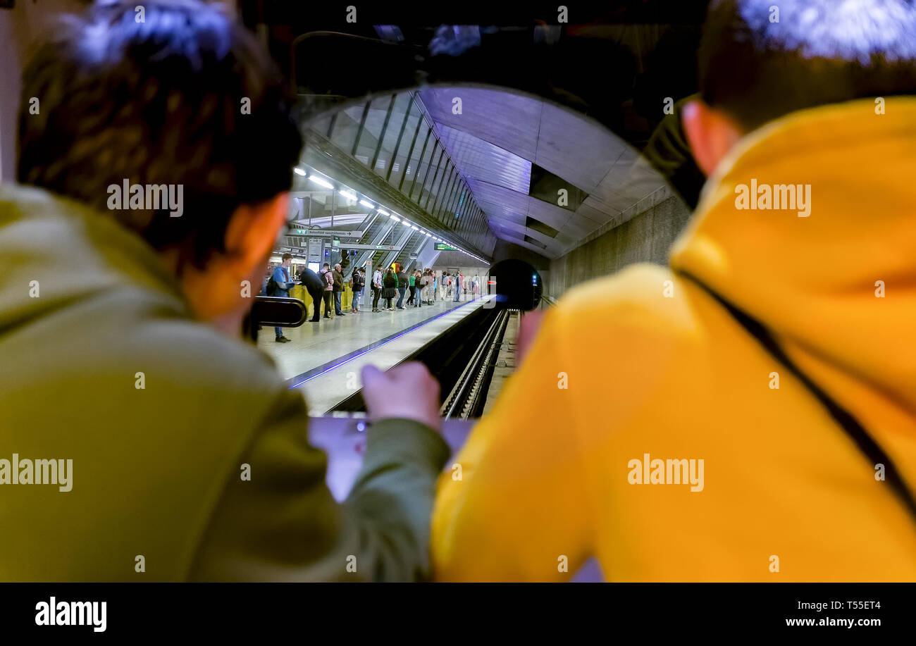 La nuova 4 metro di Budapest,Ungheria,è un driver -Volo libero.Vista della piattaforma della metropolitana dalla finestra del treno proveniente al di fuori del tunnel. Foto Stock