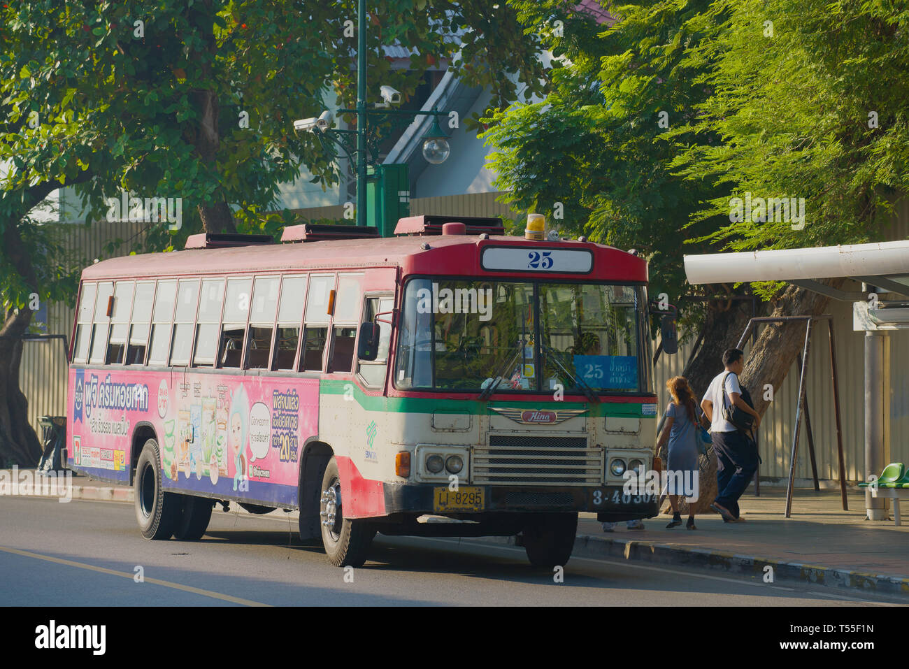 BANGKOK, Tailandia - 27 dicembre 2018: city bus 25 percorso presso la fermata del bus Foto Stock