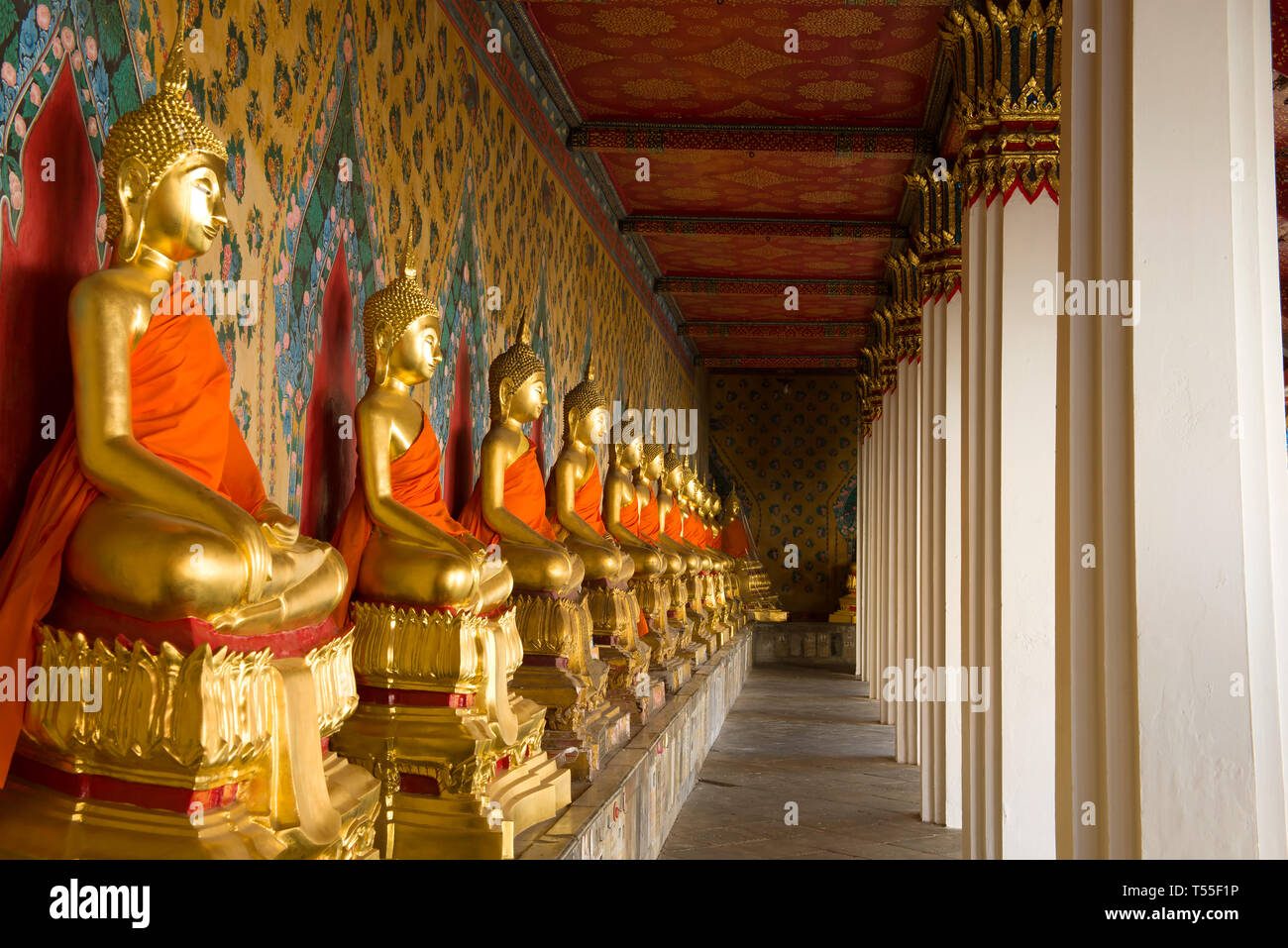 Galleria con sculture di un Buddha seduto in Wat Arun tempio. Bangkok, Thailandia Foto Stock