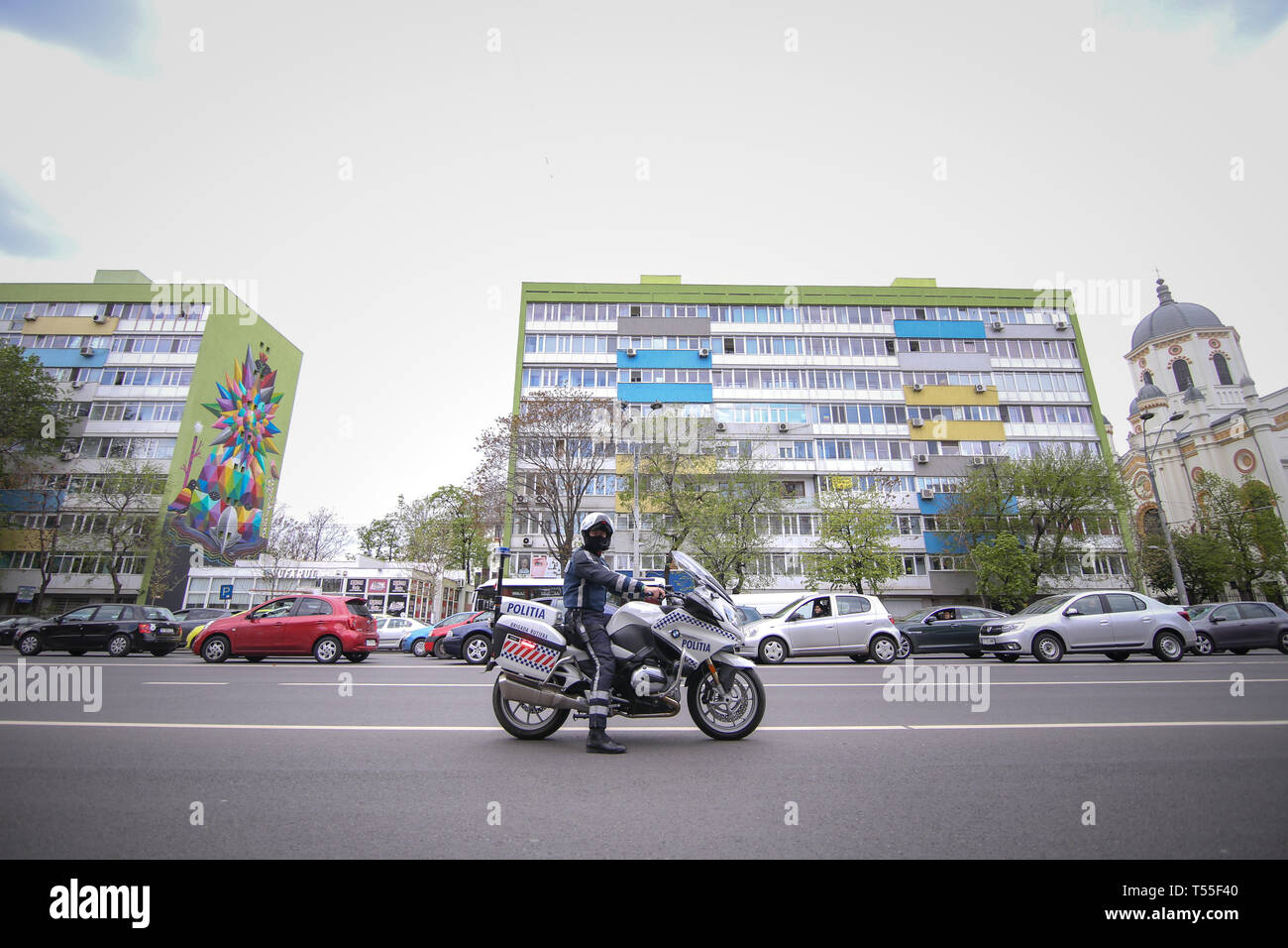 Bucarest, Romania - 21 Aprile 2019: funzionario di polizia in sella a una motocicletta BMW in Bucarest il traffico della città Foto Stock