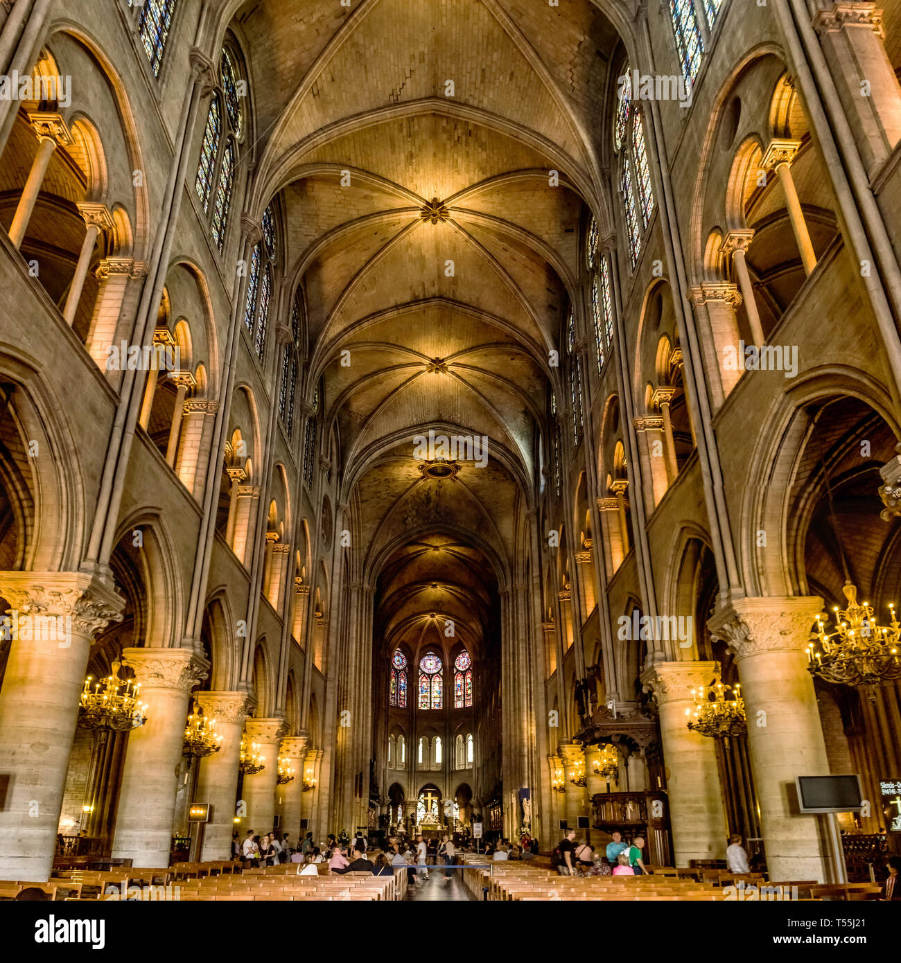 Parigi, Francia interno della cattedrale di Notre Dame de Paris. La cattedrale di Notre Dame è una delle principali destinazioni turistiche di Parigi Foto Stock