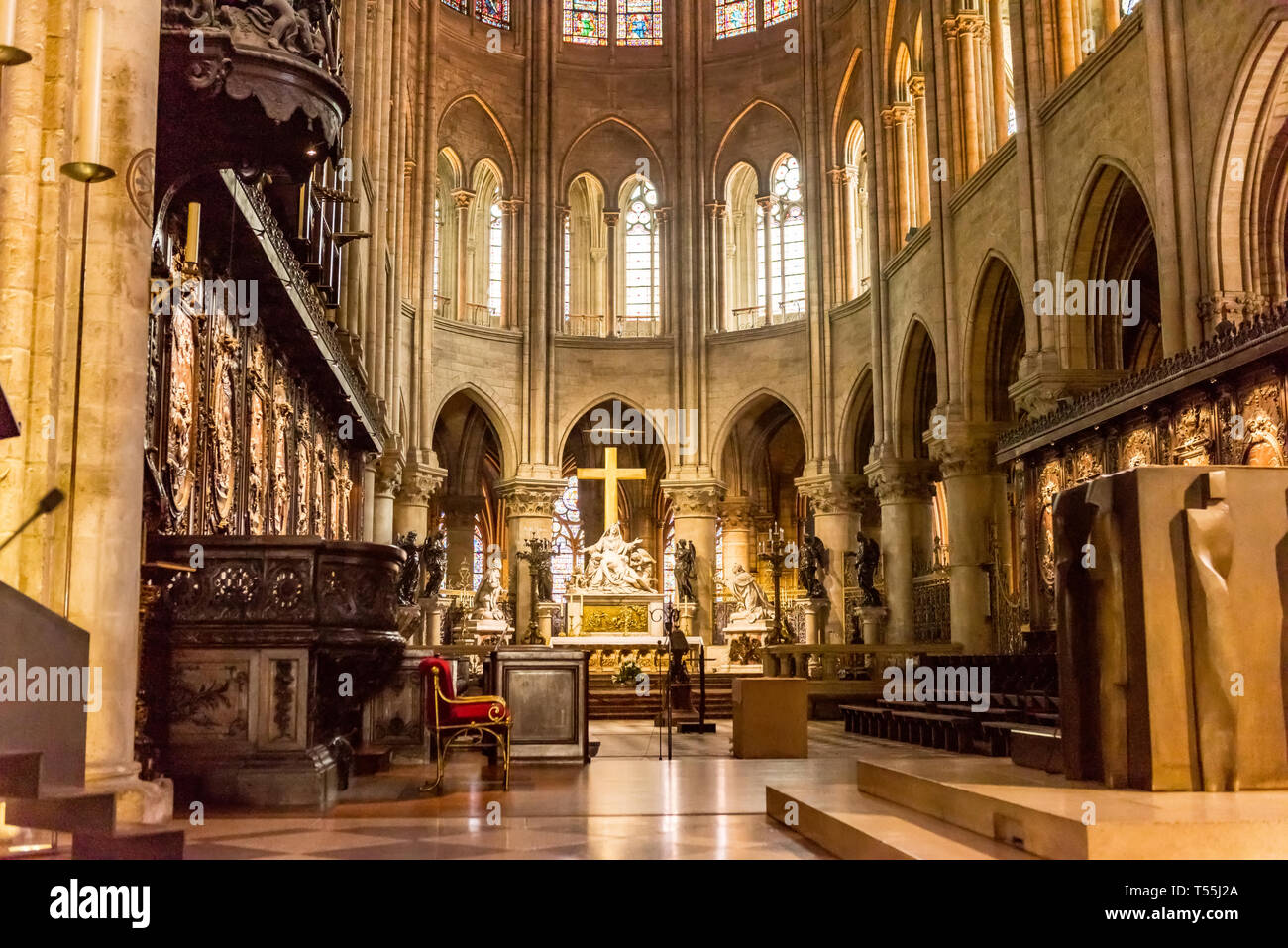 Parigi, Francia interno della cattedrale di Notre Dame de Paris. La cattedrale di Notre Dame è una delle principali destinazioni turistiche di Parigi Foto Stock