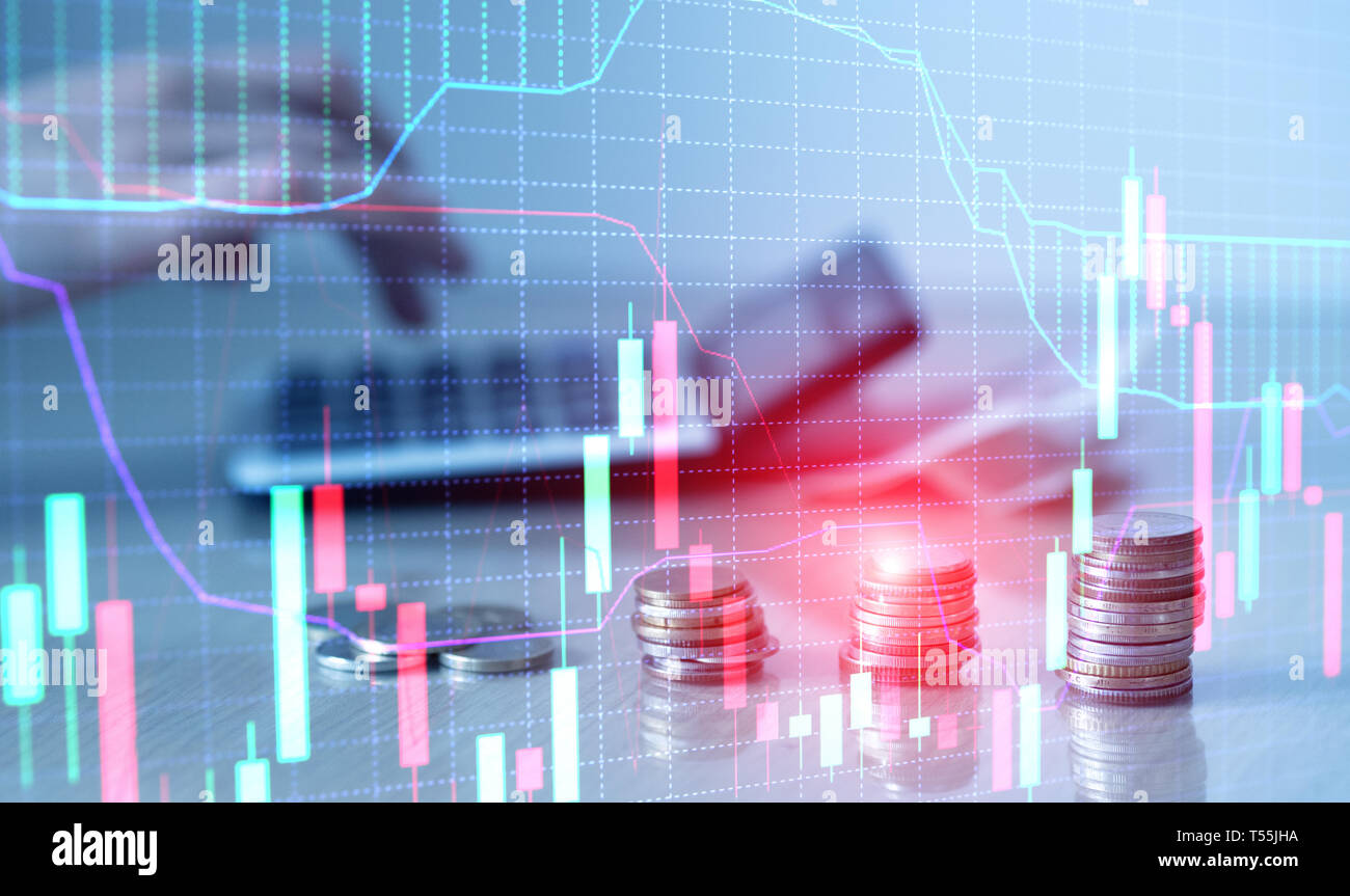 Grafico finanziario grafico e righe di monete con la calcolatrice. Foto Stock