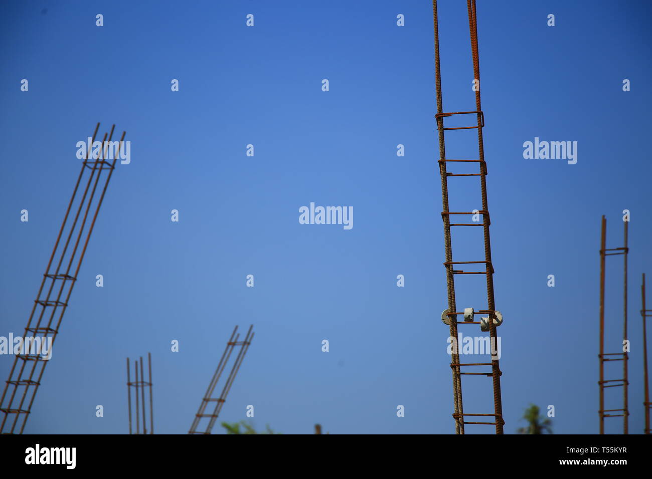 Incompiuta colonna di calcestruzzo rinforzato barra di ferro costruzione telaio. Ferro rotondo da bar con calcestruzzo di supporto distanziale di fornire spazio tra telaio e lavoro acciai Foto Stock