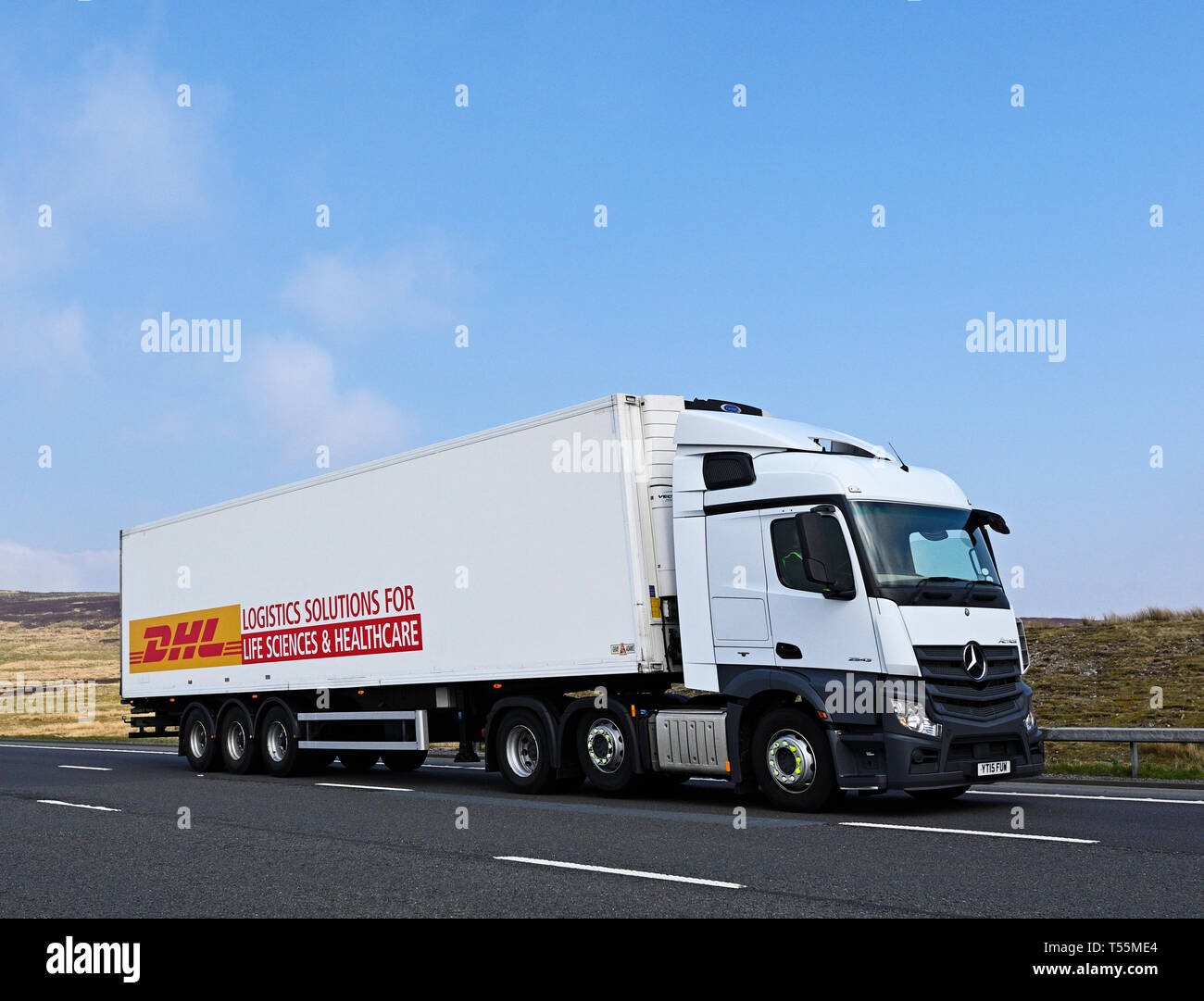 DHL Logistics Solutions per le scienze della vita & Healthcare HGV. Autostrada M6, in direzione sud, Shap, Cumbria, England, Regno Unito, Europa. Foto Stock