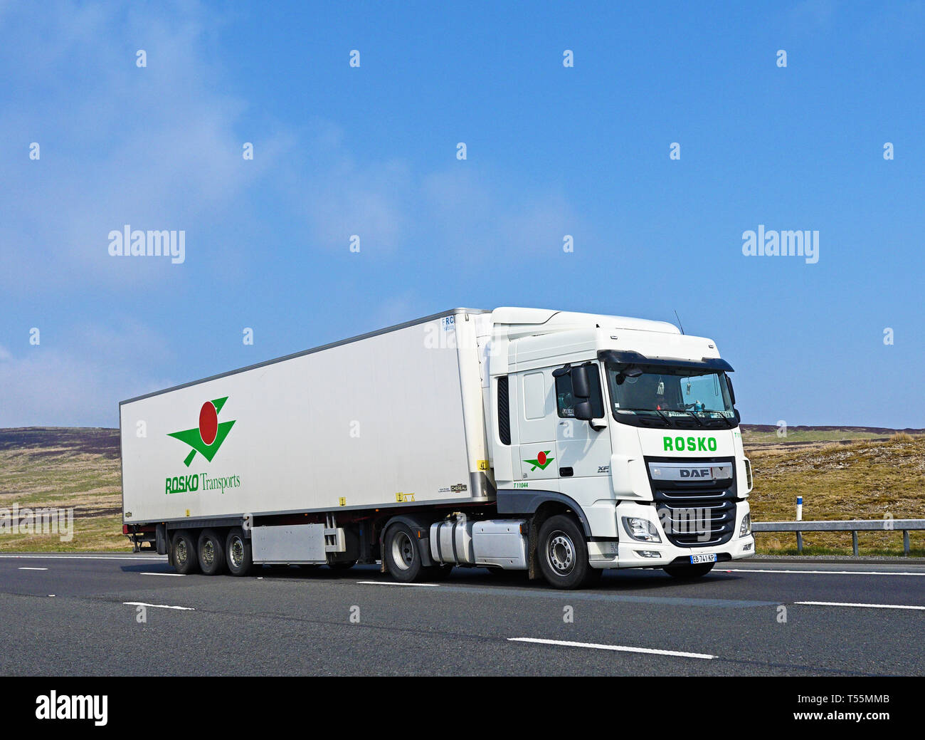 Rosko trasporta il traffico di autoveicoli pesanti. Autostrada M6, in direzione sud, Shap, Cumbria, England, Regno Unito, Europa. Foto Stock