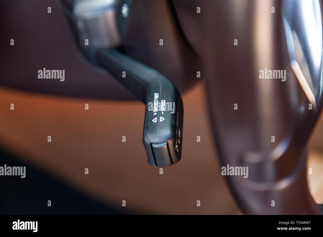 La leva del cambio per impostare l'automatico regolatore velocità  all'interno dell'auto close-up si trova vicino al volante in nero con segni  bianchi e il simbolo Foto stock - Alamy