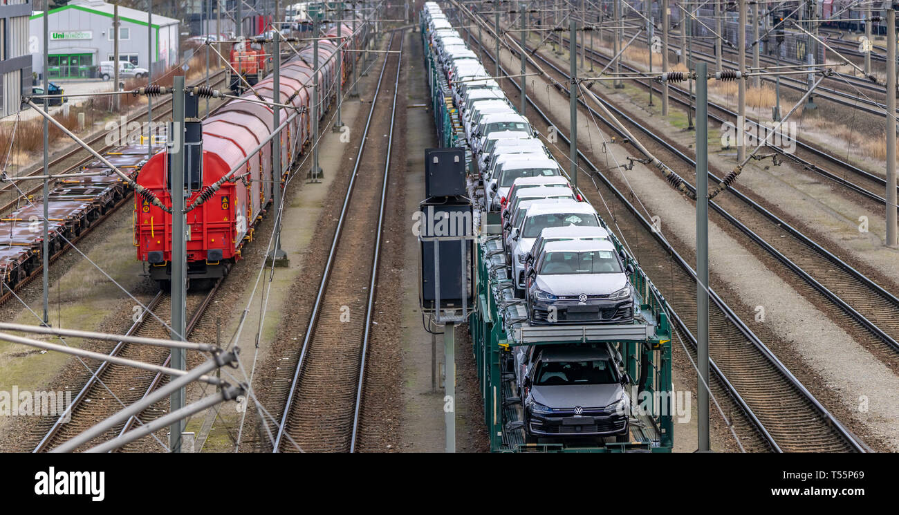 Wolfsburg, Germania, Febbraio 5, 2019: aprire un carro di trasporto con un gran numero di nuovi campi da golf le automobili diesel sono in attesa per la loro partenza alla mars Foto Stock