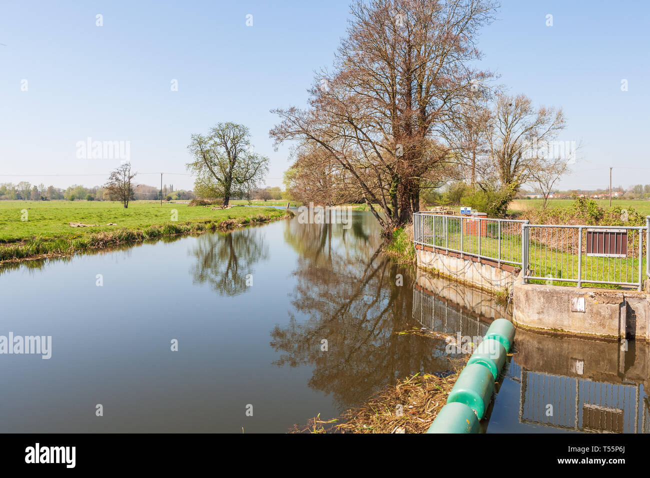 Diga ditchingham sluice portage point sul fiume waveney SUFFOLK REGNO UNITO Foto Stock