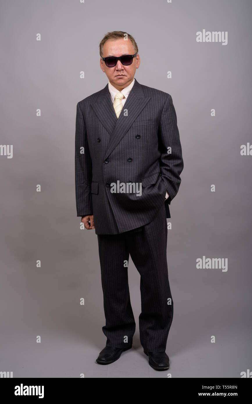 Ritratto di coppia Asian businessman contro uno sfondo grigio Foto Stock