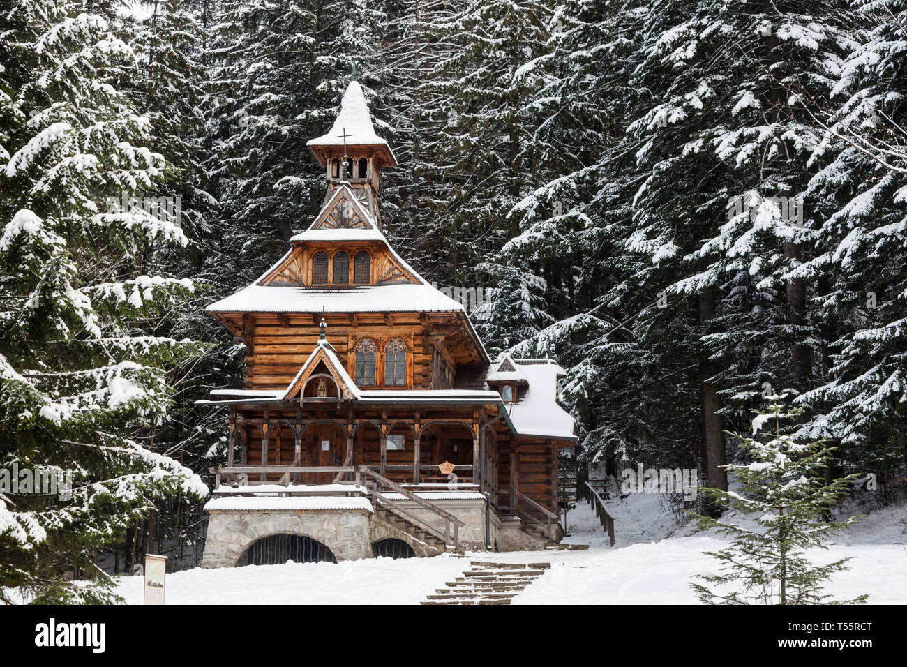 La cappella del Sacro Cuore di Gesù nella neve in Jaszczurowka, Polonia Foto Stock