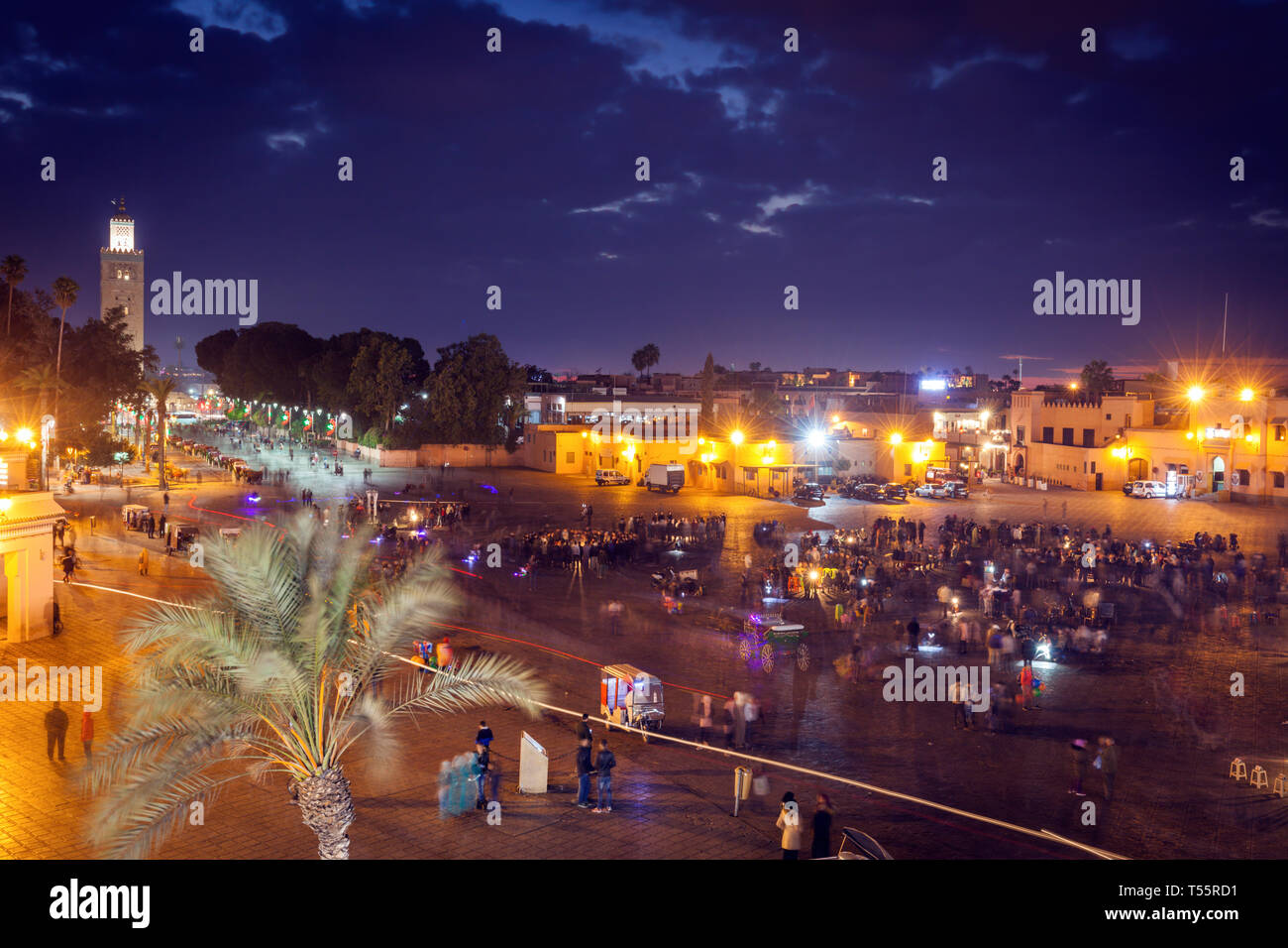 La Moschea di Koutoubia sulla piazza Djemma El Fna al tramonto di Marrakech, Marocco Foto Stock
