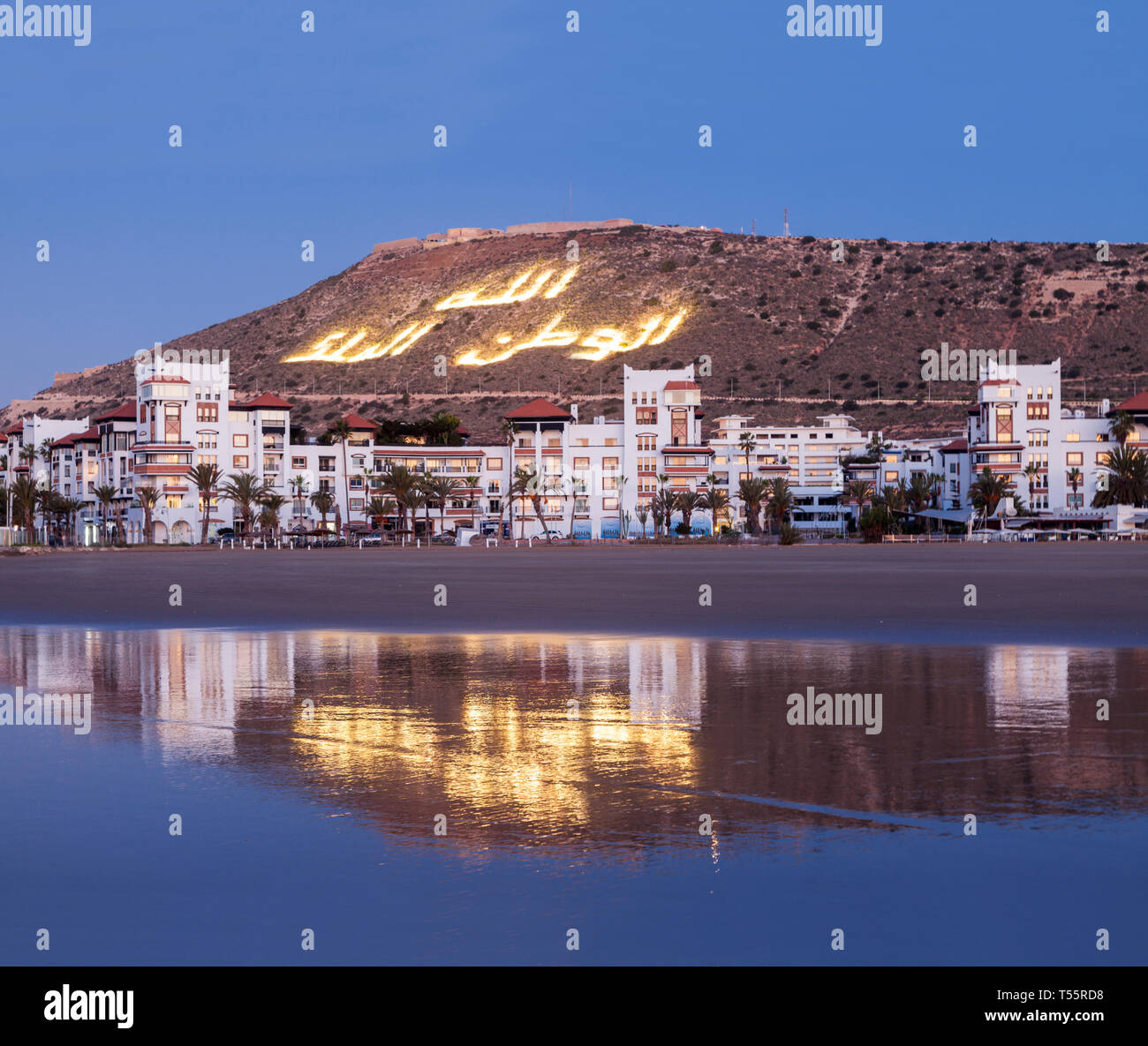 Skyline di Agadir al tramonto in Marocco Foto Stock