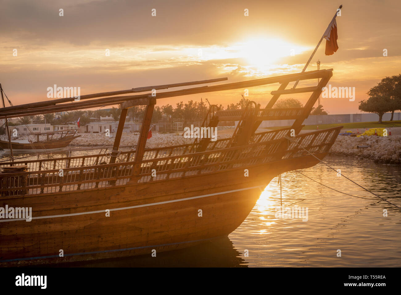 Barca al tramonto a Doha, in Qatar Foto Stock