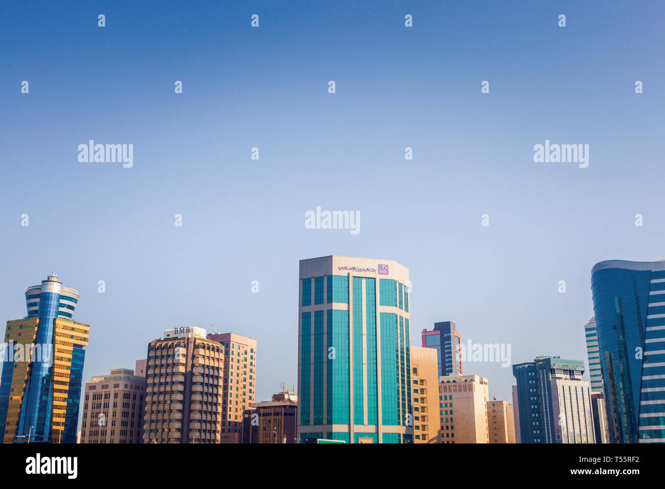 Skyline della città a Manama, Bahrain Foto Stock