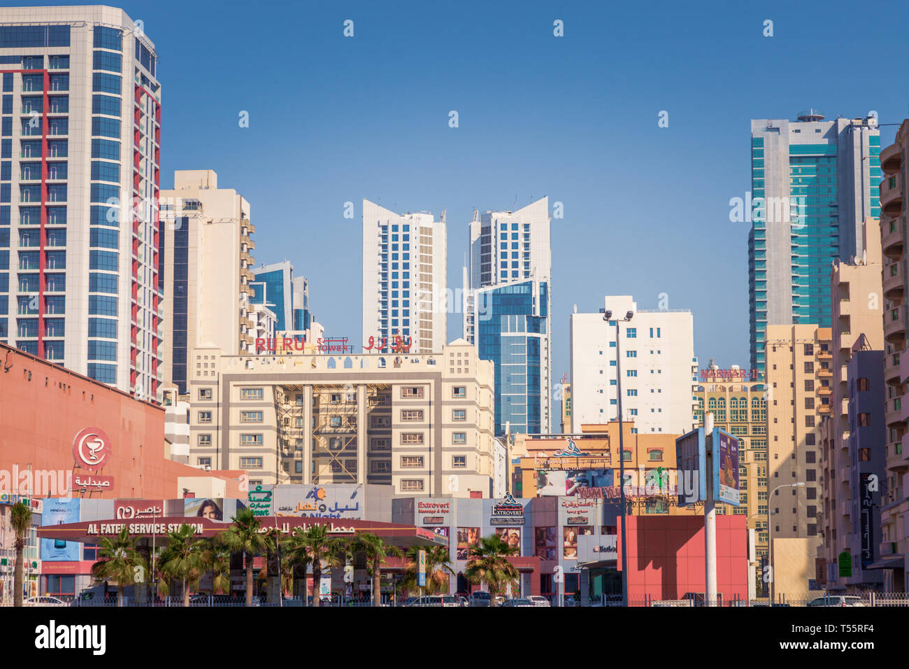 Skyline della città a Manama, Bahrain Foto Stock