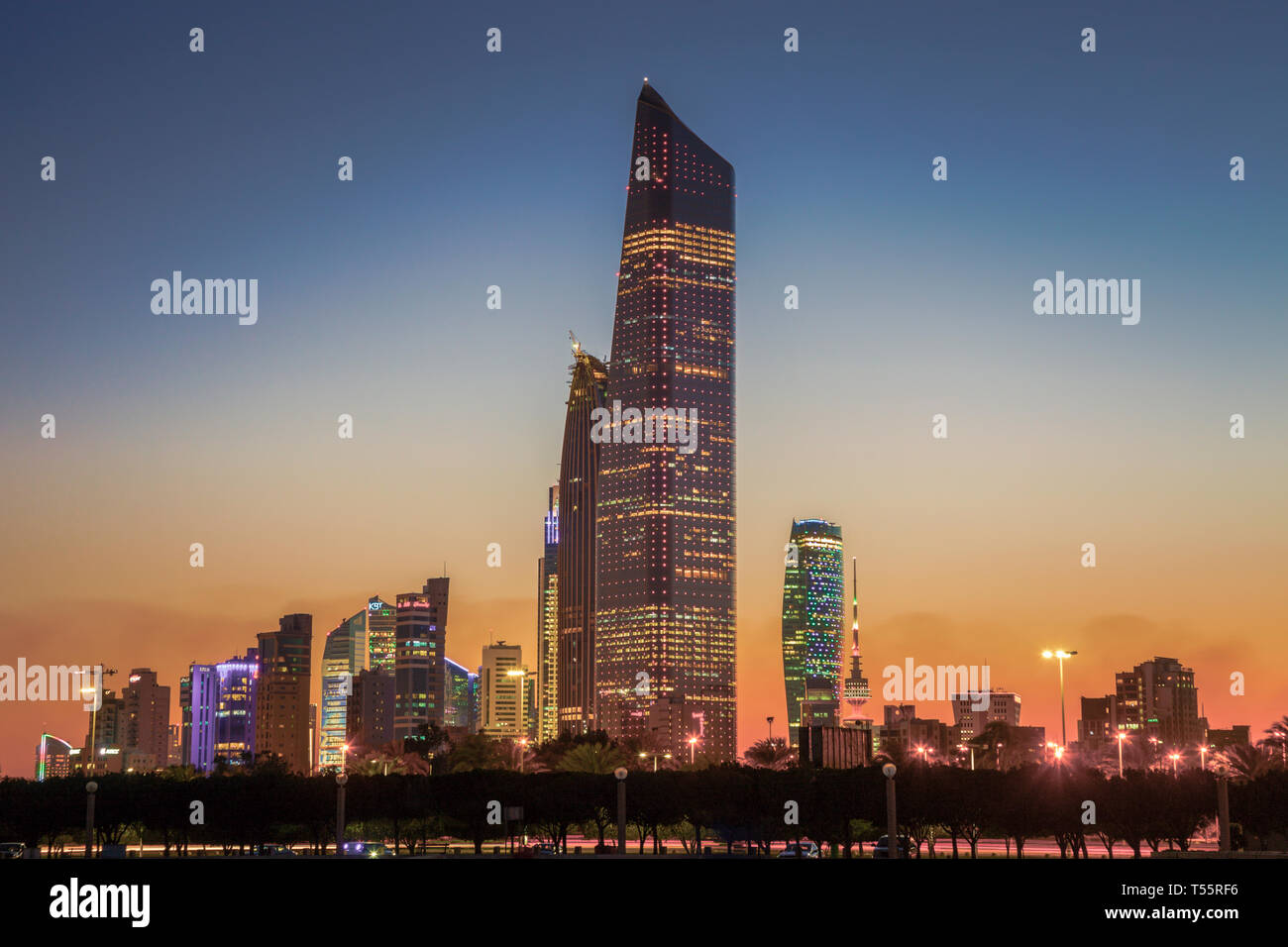 Skyline al tramonto in Kuwait City, Kuwait Foto Stock