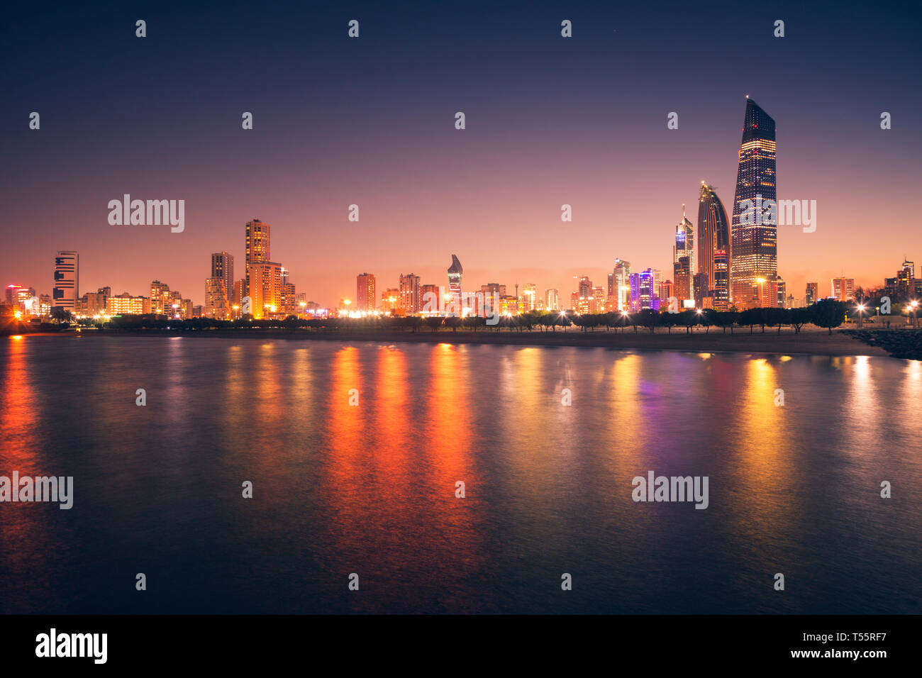 Skyline al tramonto in Kuwait City, Kuwait Foto Stock