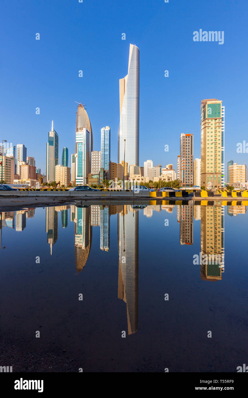 Skyline si riflette nel mare in Kuwait City, Kuwait Foto Stock