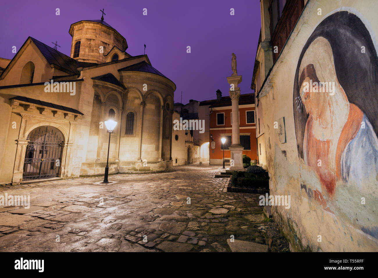 Murale della Vergine Maria dalla Cattedrale armena in notturna a Lviv, Ucraina Foto Stock