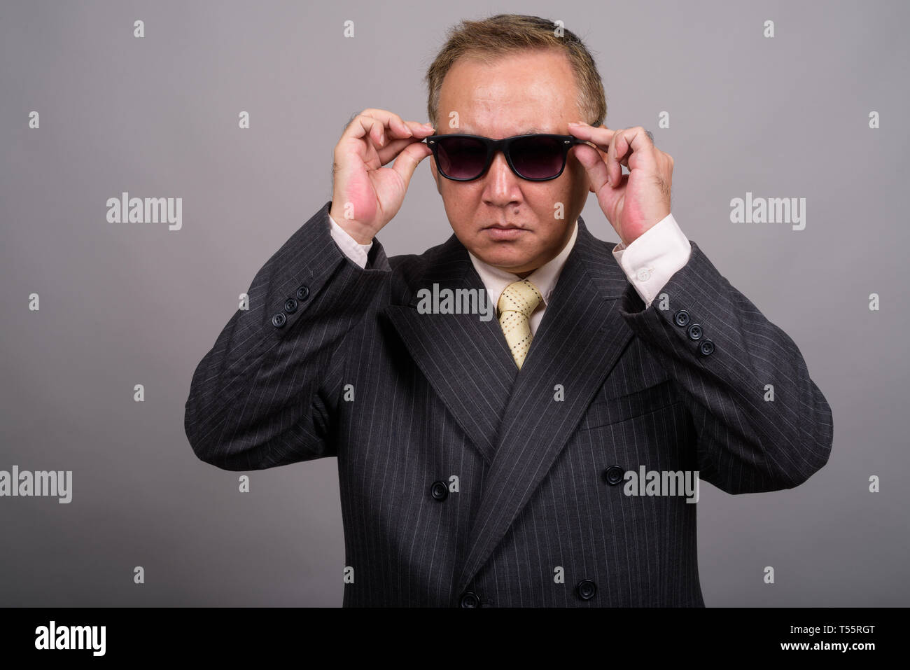 Ritratto di coppia Asian businessman contro uno sfondo grigio Foto Stock