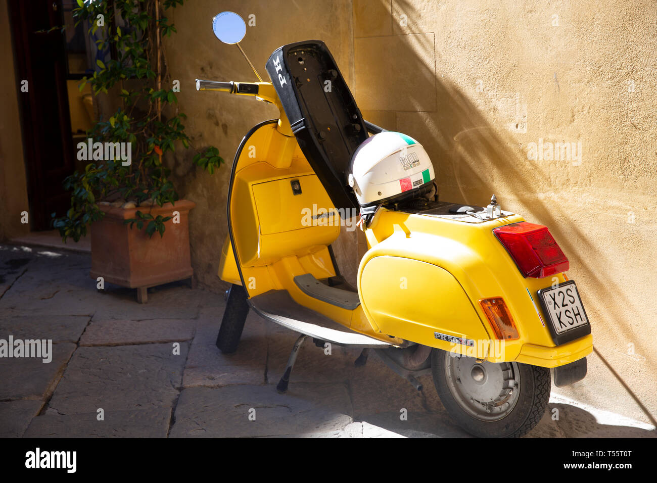 Giallo italiano scooter moto parcheggiata nel comune di Pienza in Toscana,Italia Foto Stock