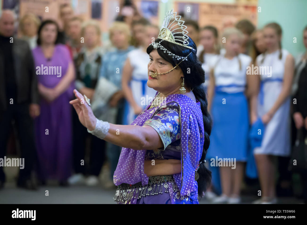 La Bielorussia, la città di Gomel Settembre 15, 2016 la biblioteca centrale.La Notte dei musei.La vecchia donna danze danze indiane. L'invecchiamento attivo Foto Stock