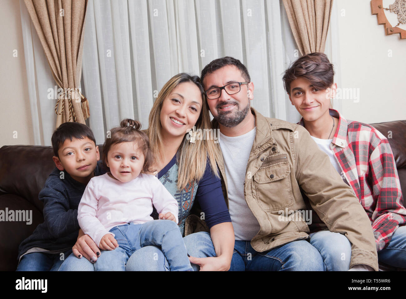 Famiglia seduti sul divano Foto Stock