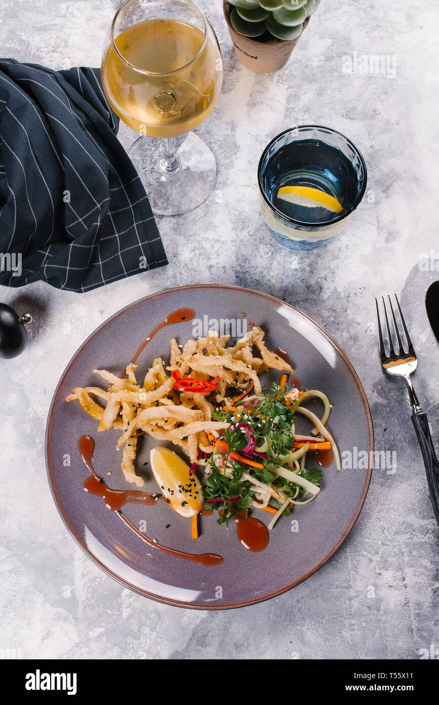 Piatto di patate fritte con insalata Foto Stock