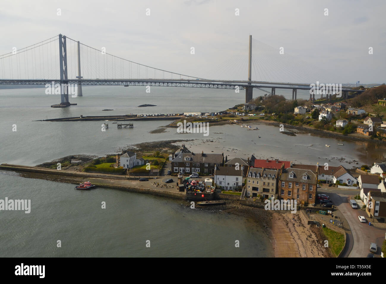 North Queensferry e il Firth of Forth vista dal Ponte Forth Railway, Scozia Foto Stock