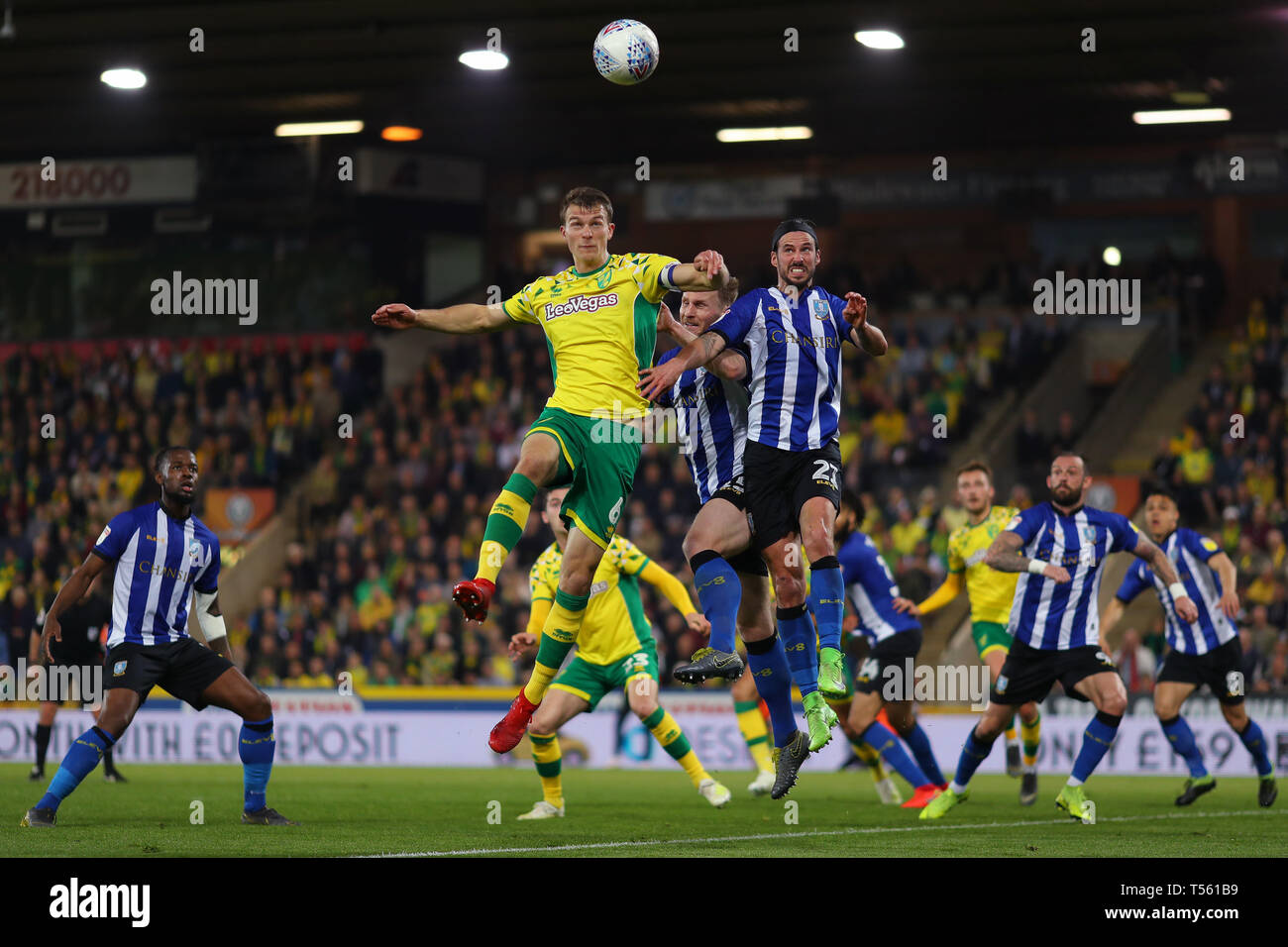 Christoph Zimmermann di Norwich City e George Boyd di Sheffield mercoledì - Norwich City v Sheffield Mercoledì, Sky scommessa campionato, Carrow Road, N Foto Stock