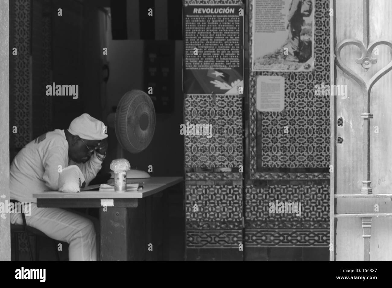 L'Avana, Cuba - Febbraio 2019: quotidiani locali e turistiche di istantanee di vita sulle strade di La Habana, Cuba nel febbraio 2019 Foto Stock