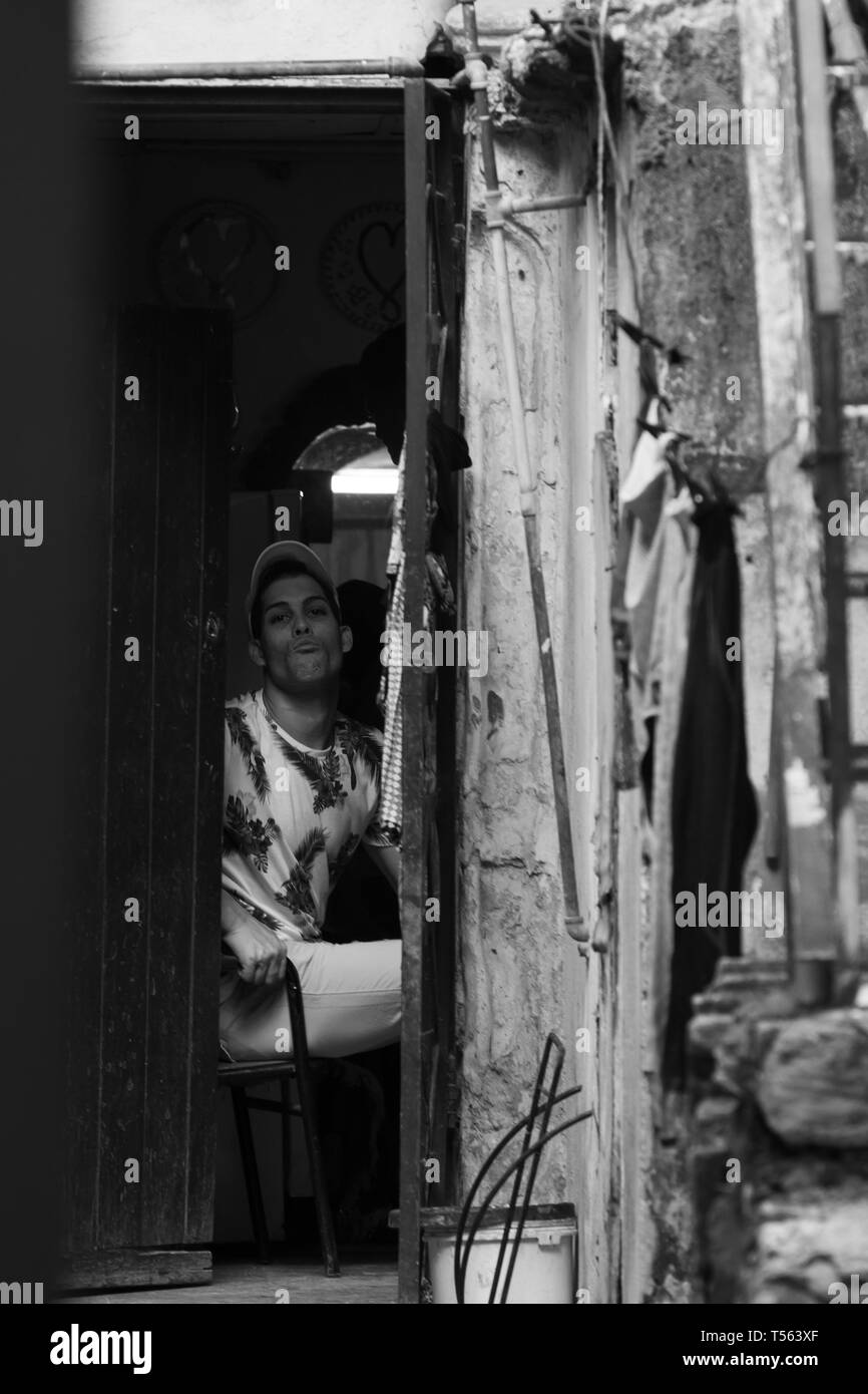 L'Avana, Cuba - Febbraio 2019: quotidiani locali e turistiche di istantanee di vita sulle strade di La Habana, Cuba nel febbraio 2019 Foto Stock