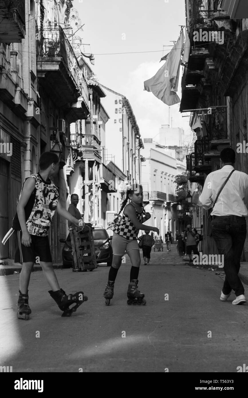 L'Avana, Cuba - Febbraio 2019: bambini sconosciuto su rollerskates sulle strade di La Habana, Cuba nel febbraio 2019 Foto Stock