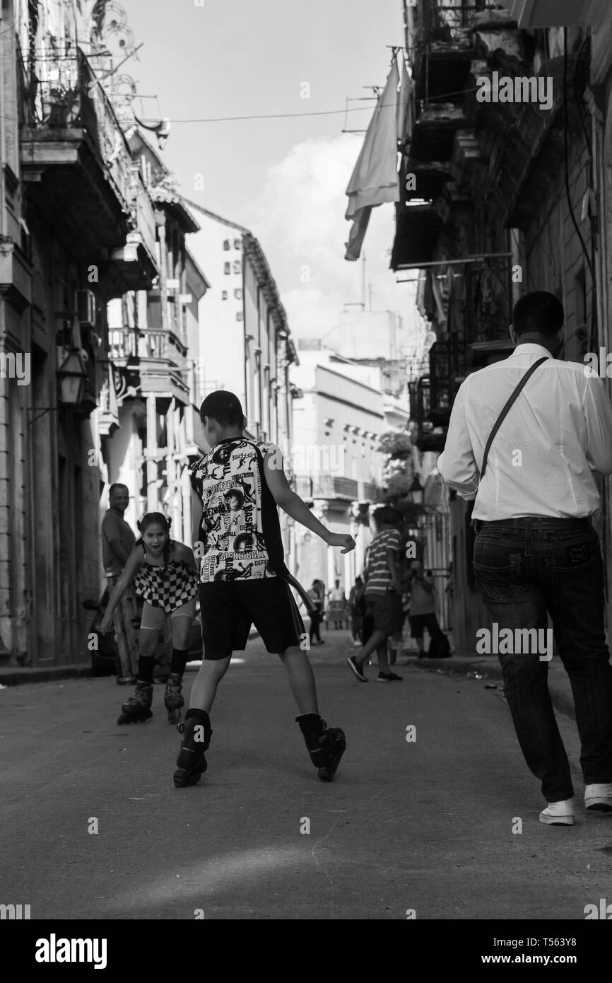 L'Avana, Cuba - Febbraio 2019: bambini sconosciuto su rollerskates sulle strade di La Habana, Cuba nel febbraio 2019 Foto Stock