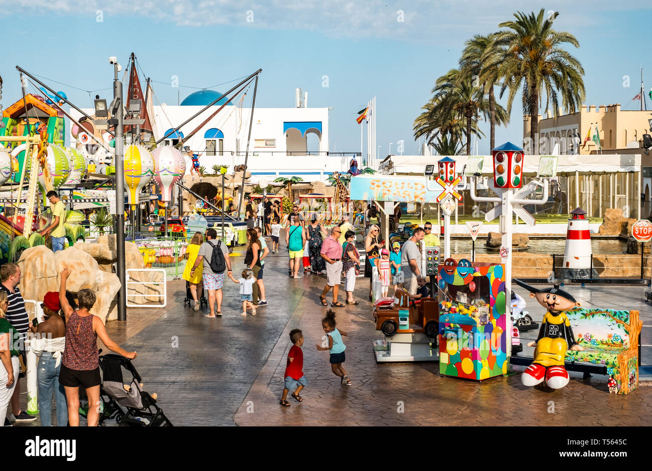 Fuengirola, Spagna - 31 giugno 2018. I bambini che si divertono sull anime Park parco divertimenti, Fuengirola, Spagna Foto Stock