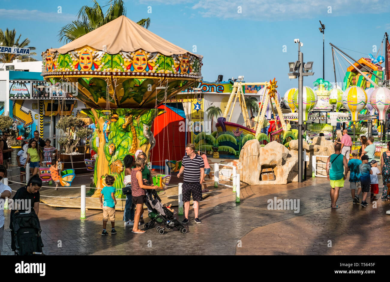 Fuengirola, Spagna - 31 giugno 2018. I bambini che si divertono sull anime Park parco divertimenti, Fuengirola, Spagna Foto Stock