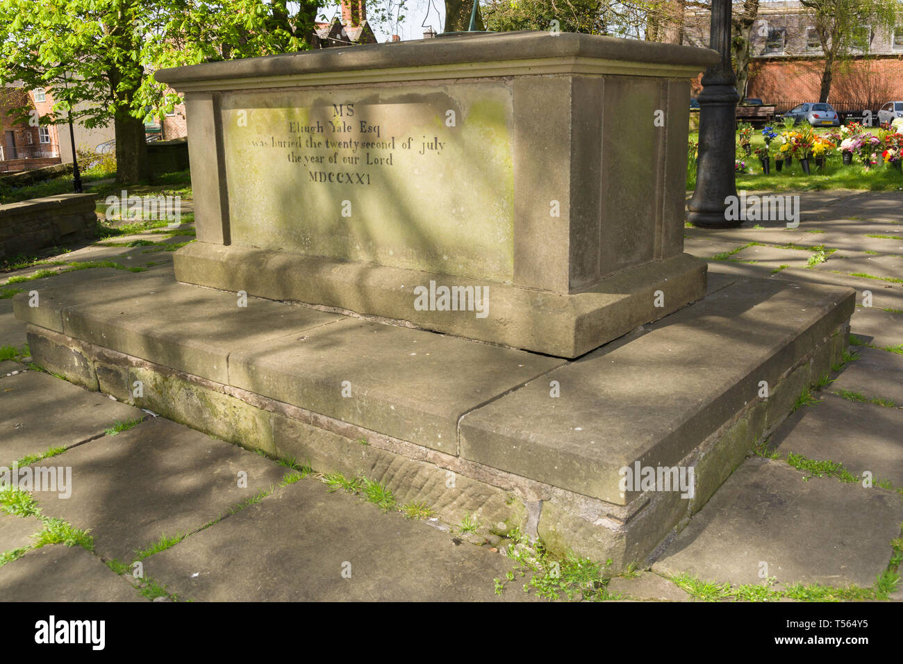 La tomba di Elihu Yale in Saint Giles Chiesa Wrexham fu l'omonimo dell Università di Yale negli Stati Uniti Foto Stock