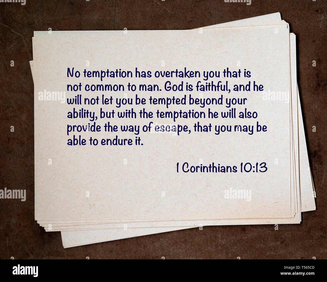 Questa foto illustrazione mostra una citazione dalla Bibbia: 1 Corinzi 10:13 - Nessuna tentazione ha superato è che non è comune per l'uomo. Dio è fedele Foto Stock