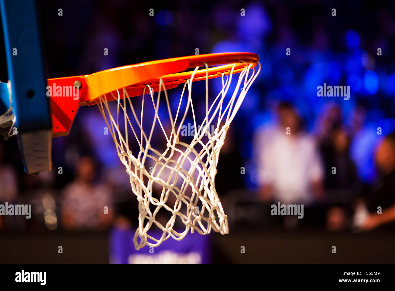 Basketball hoop in rosso le luci al neon game day Foto Stock