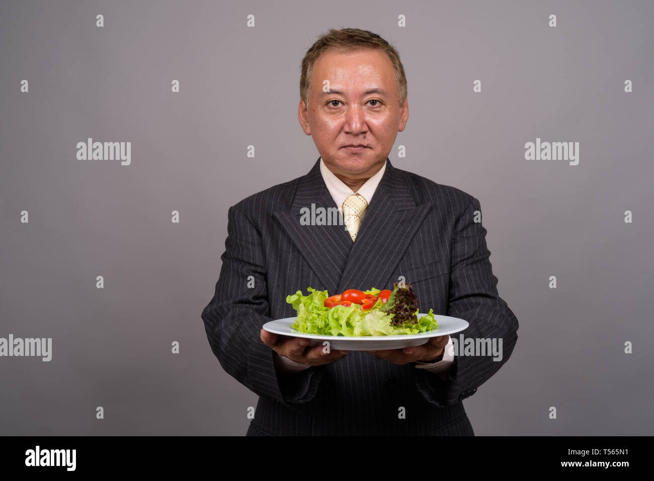 Ritratto di coppia Asian businessman contro uno sfondo grigio Foto Stock