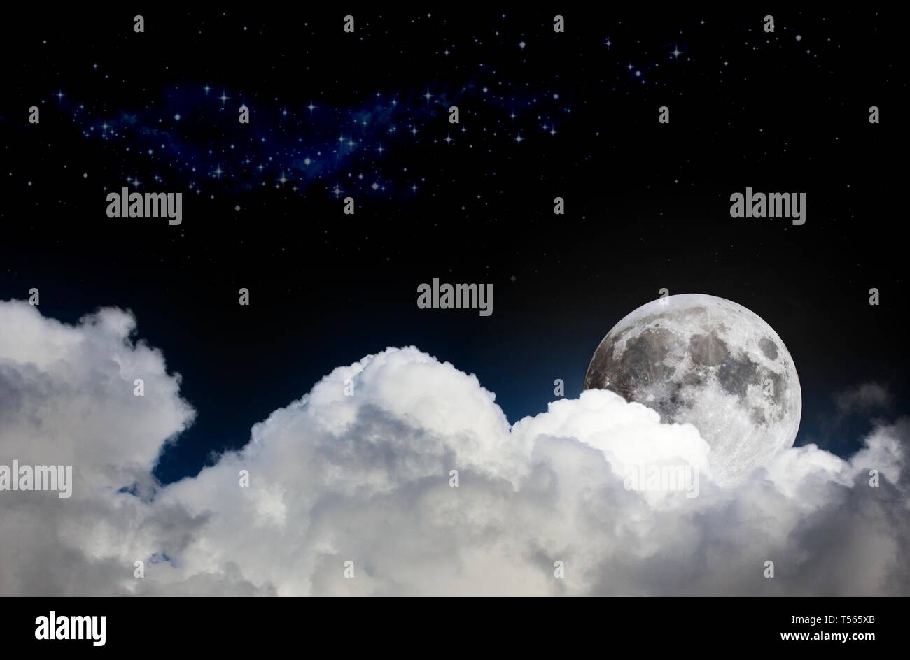 Cielo di notte scena mock-up con il bianco delle nuvole, luna piena e distanti stelle Foto Stock