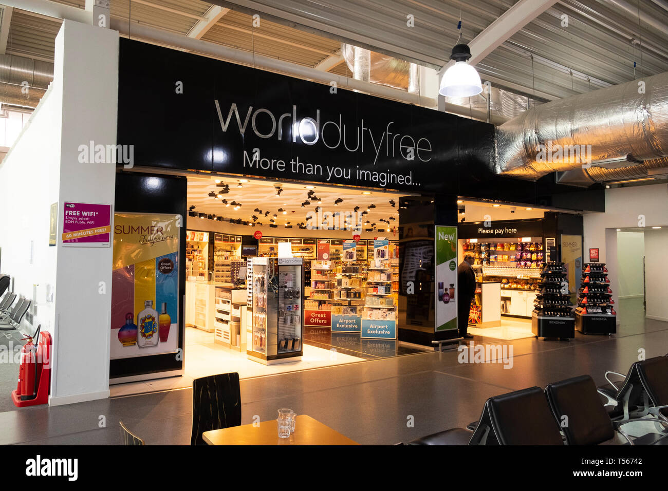 L'aeroporto di Bournemouth sala partenze mondo interiore di Duty Free shop Foto Stock