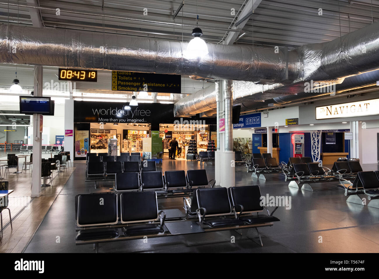 L'aeroporto di Bournemouth sala partenze con posti vuoti interni Foto Stock